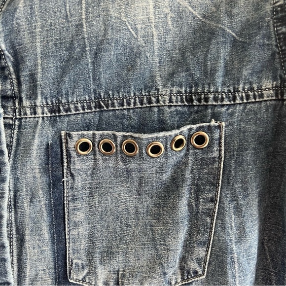 True Religion Women’s Distressed Chambray Button Down Shirt Size Large - Picture 4 of 6